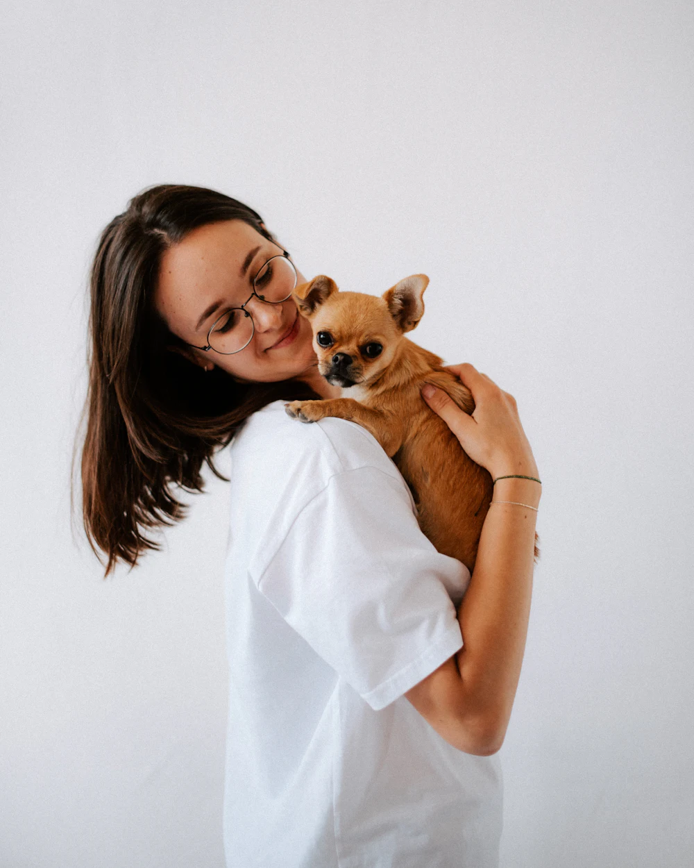 Opiekunka z psem po wizycie w salonie Bubble Dog w Częstochowie